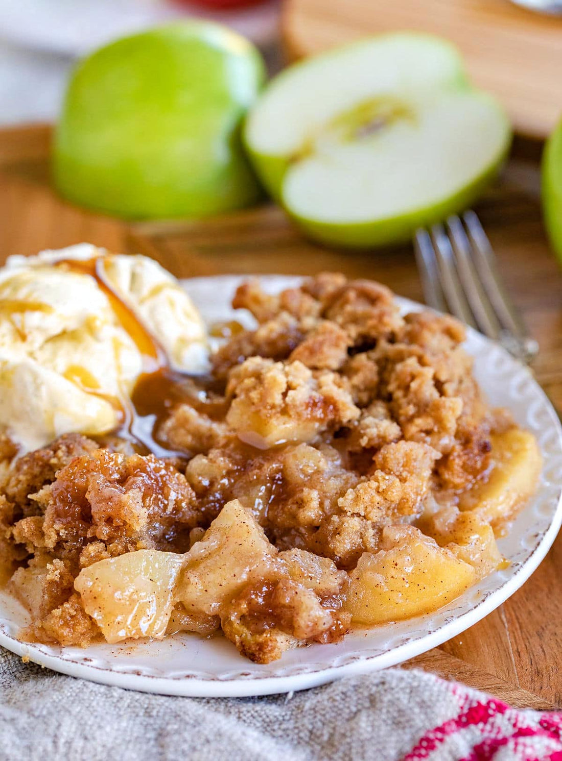 Smoked apple crisp dessert featuring baked apples topped with a golden crumble crust, showing a warm, caramelized fruit filling with a lightly smoked finish, presented as a rustic BBQ-inspired dessert with sweet and smoky flavor.